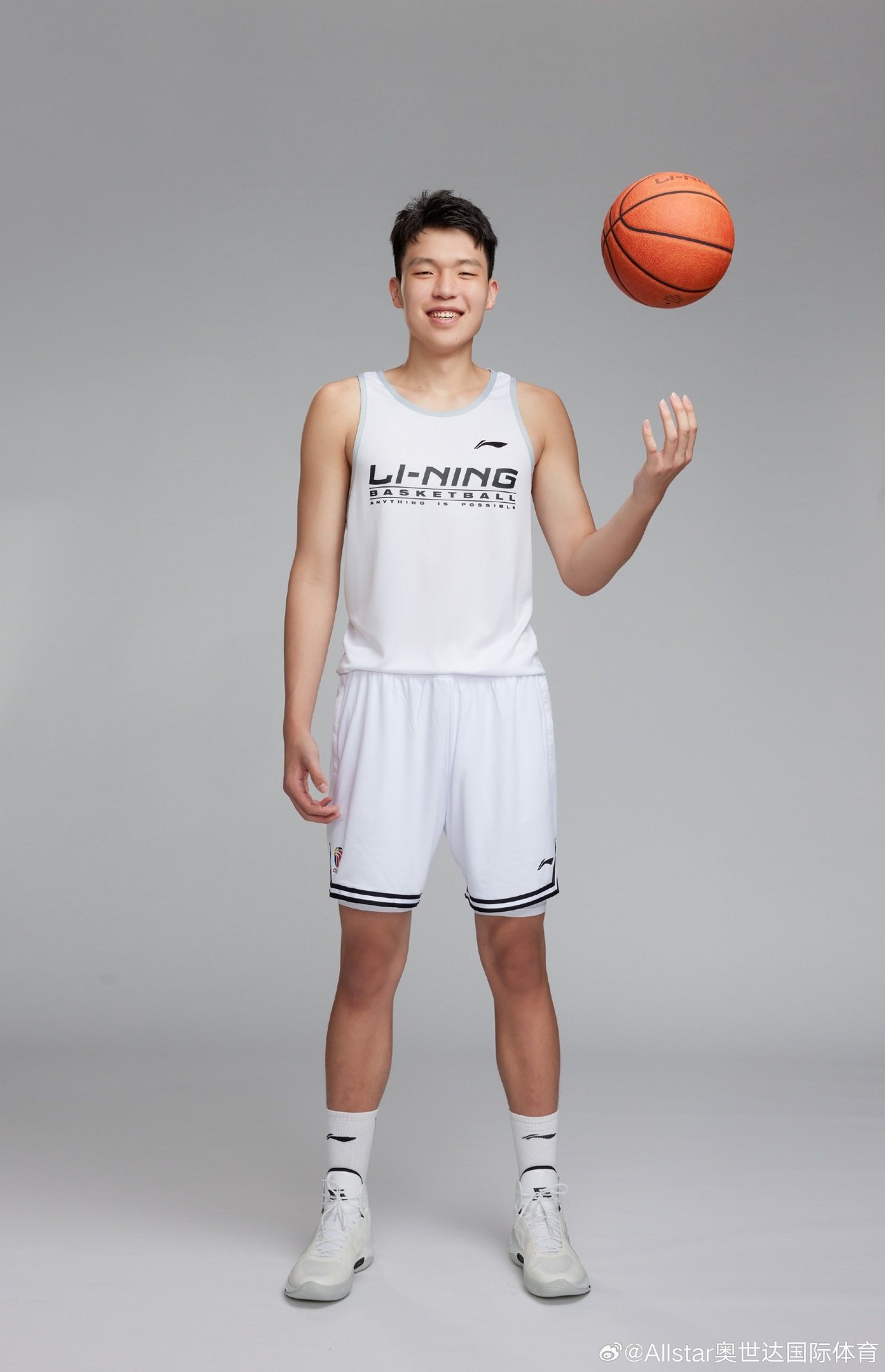  中国男孩杨瀚森拿下4年1.5亿合约 商业价值狂飙